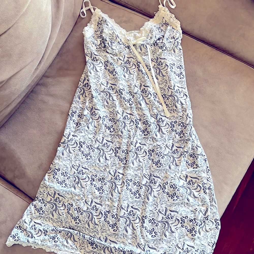 ON x-small slip lace detail